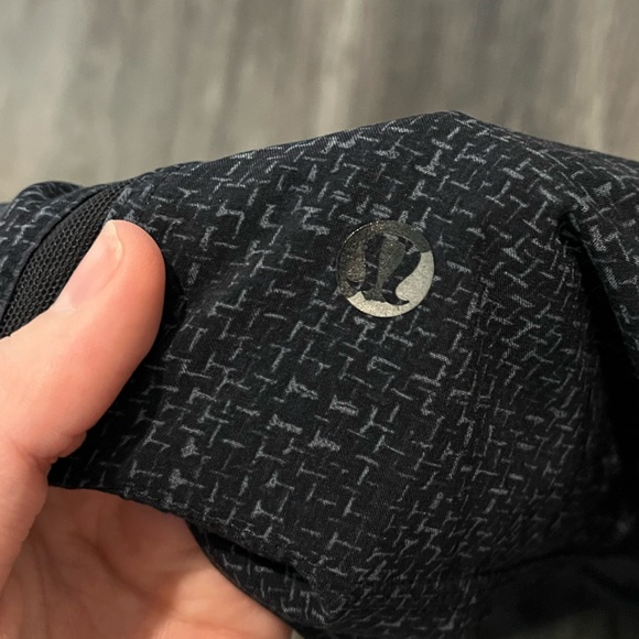 Lululemon Men’s Lined Shorts - Picture 6 of 7